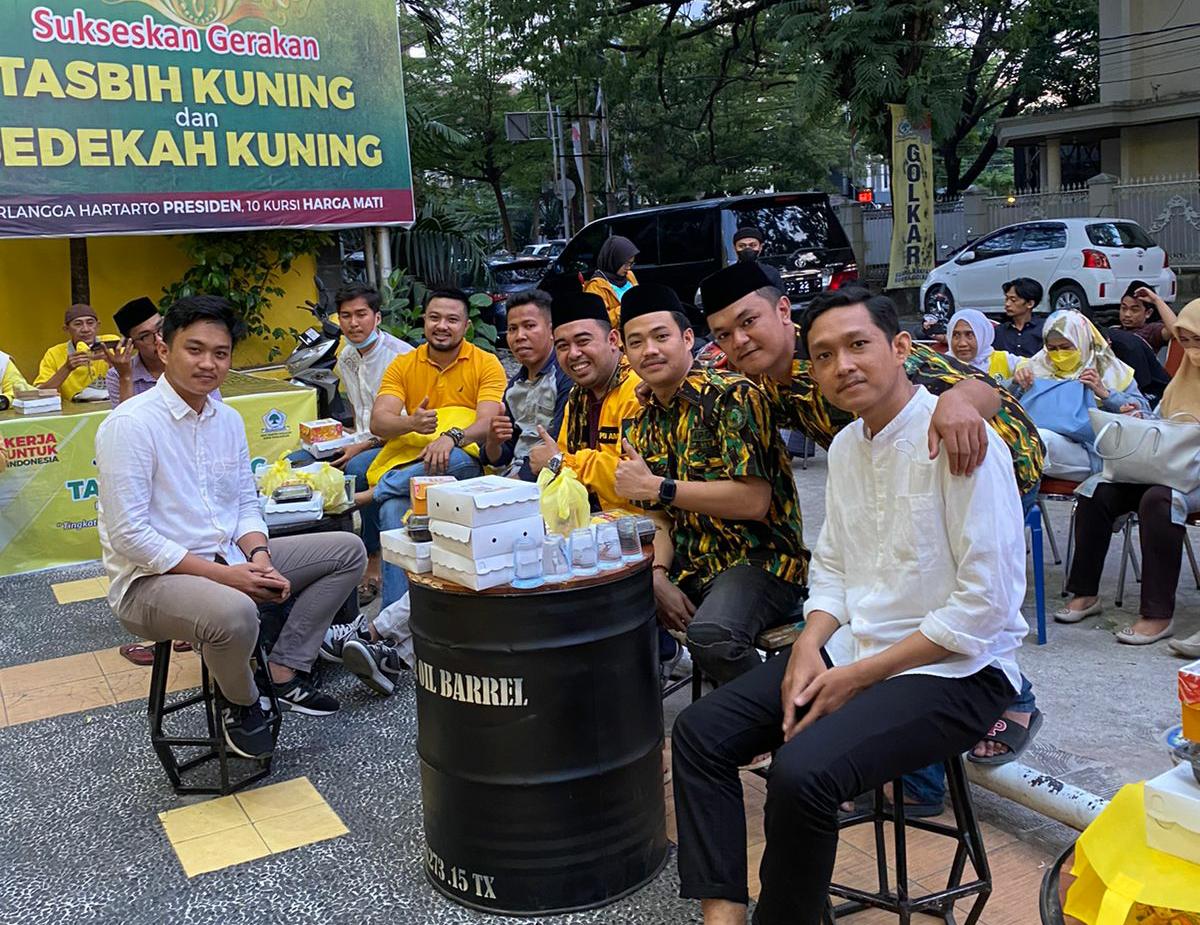 FOTO: Para pengurus AMPG Kota Makassar diantaranya Ketua AMPG Andi Suharmika dan Ketua Harian AMPG Makassar Irfan Darmawan Mone  yang rata para milenial.