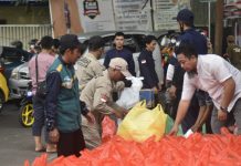 Berbagi Berkah Ramadhan, Muslimah Wahdah Islamiyah Tebar 73.000 Paket Ifthar Seluruh Indonesia FOTO: Tim Departemen Sosial Wahdah Islamiyah, Tim Wahdah Inspirasi Zakat (WIZ), Tim Garuda, Tim Tadribud da'i dengan sigap membagikan paket ifthar yang telah disiapkan oleh Muslimah Wahdah Islamiyah. Jumat, (8/4)
