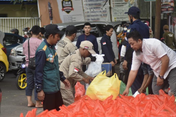 FOTO: Tim Departemen Sosial Wahdah Islamiyah, Tim Wahdah Inspirasi Zakat (WIZ), Tim Garuda, Tim Tadribud da'i dengan sigap membagikan paket ifthar yang telah disiapkan oleh Muslimah Wahdah Islamiyah. Jumat, (8/4)