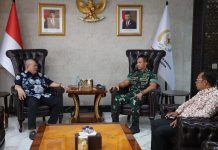 Kunjungi Ketua DPD RI, Panglima TNI Dukung Aparat Tak Represif ke Mahasiswa FOTO: Ketua DPD RI, AA LaNyalla Mahmud Mattalitti, menerima kunjungan Panglima TNI, Jenderal Andika Perkasa, di Rumah Dinas Ketua DPD RI, Jakarta, Sabtu (9/4/2022).