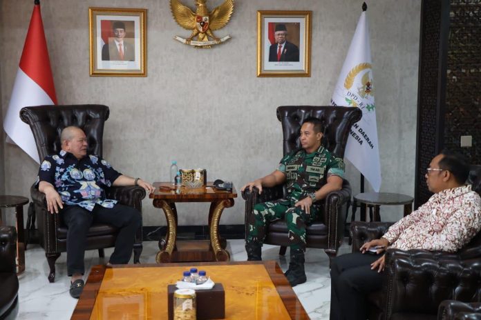 FOTO: Ketua DPD RI, AA LaNyalla Mahmud Mattalitti, menerima kunjungan Panglima TNI, Jenderal Andika Perkasa, di Rumah Dinas Ketua DPD RI, Jakarta, Sabtu (9/4/2022).