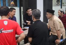 ARW-IAS Ngobrol Serius Sejam, Ada Apa? FOTO: Ilham Arief Sirajuddin (IAS) Sekertaris PDIP Sulsel, Rudy Pieter Goni, Ketua Bappilu PDIP Sulsel, Husain Djunaid, Ketua Baguna PDIP Sulsel, Dokter Fadli Ananda, serta Ketua Bappilu PDIP Makassar Raisul Jaiz di Mbuuk Coffee Shop, Jalan Landak Baru, Sabtu, 9 April 2022.