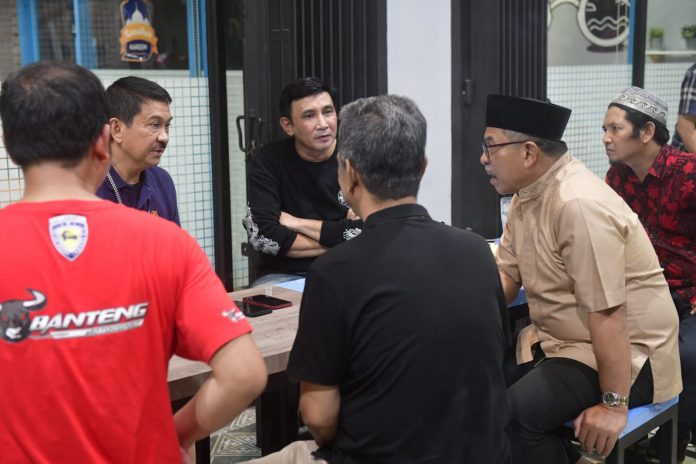 FOTO: Ilham Arief Sirajuddin (IAS) Sekertaris PDIP Sulsel, Rudy Pieter Goni, Ketua Bappilu PDIP Sulsel, Husain Djunaid, Ketua Baguna PDIP Sulsel, Dokter Fadli Ananda, serta Ketua Bappilu PDIP Makassar Raisul Jaiz di Mbuuk Coffee Shop, Jalan Landak Baru, Sabtu, 9 April 2022.