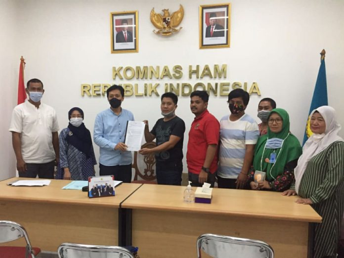 FOTO: Korban penggusuran pembukaan lahan sawit oleh PTPN XIV mengadu ke Komisi Nasional Hak Asasi Manusia (Komnas HAM) diterima langsung Wakil Ketua Internal Komnas HAM RI, Munafrizal Manan, Jumat (8/4/2022).