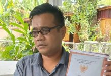 Pemilik CV Pare Karya Jaya Tegaskan Tidak Terkait Dugaan Penambangan Ilegal di Toraja Ket: Pemilik Konsesi CV Pare Karya Jaya Tunjukkan Sertifikat Lahan Penambangan, Saat menggelar keterangan persnya di Tana Toraja, Makale. Senin, (11/4/2022)