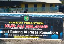 Pondok Pesantren Nur Ali Selayar Gelar Pasar Ramadhan Gratis FOTO: Pasar Ramadhan Gratis Dihadirkan Pengasuh Pondok Pesantren Nur Ali Selayar untuk PKL dan Pedagang Takjil