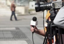 PWI Tegaskan Penyelenggara UKW Hanya “Lembaga Uji” yang Diakui Dewan Pers Ilustrasi wartawan televisi. shutterstock.com