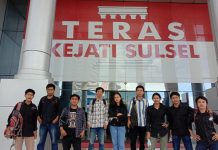 FORMAT Desak Kejari Makale Segera Tuntaskan Kasus Dugaan Korupsi Dana Covid-19 Tana Toraja Ket: Foto Pengurus Forum Mahasiswa Toraja (Format) saat bertandang di Kejati Sulsel, Senin (11/04).