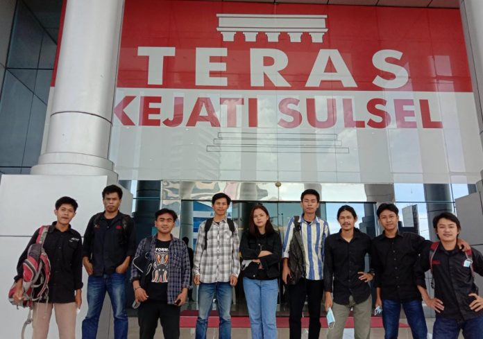 IMG-20220412-WA0002 Ket: Foto Pengurus Forum Mahasiswa Toraja (Format) saat bertandang di Kejati Sulsel, Senin (11/04).