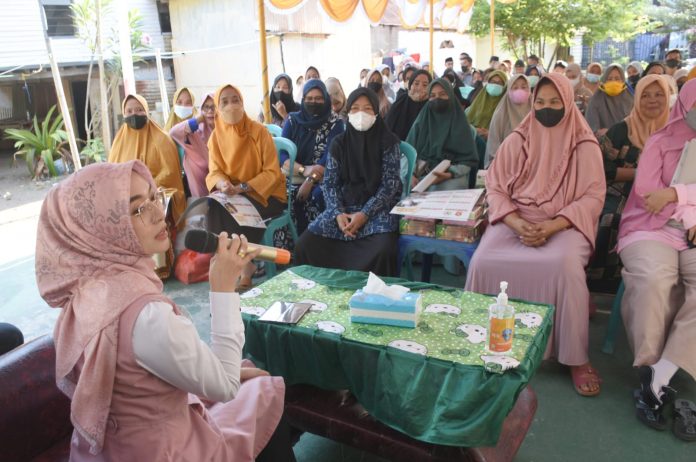 FOTO: Anggota DPRD Kota Makassar, Budi Hastuti kembali bertemu konstituen daerah pemilihan (Dapil) V meliputi Kecamatan Mamajang, Mariso dan Tamalate. Kali ini, politisi Gerindra itu menyapa Warga Kelurahan Tanjung Merdeka, Kecamatan Tamalate, Senin (11/4/2022).