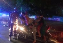Berikan Rasa Aman Bagi Ummat Muslim Personil Gabungan, Bubarkan Kerumunan Usai Sholat Tarwih FOTO: Dipimpin, IPDA Laode M. Asman, selaku perwira pengendali, Aparat Kepolisian gabungan dari Mako Polres Kepulauan Selayar, Sulsel