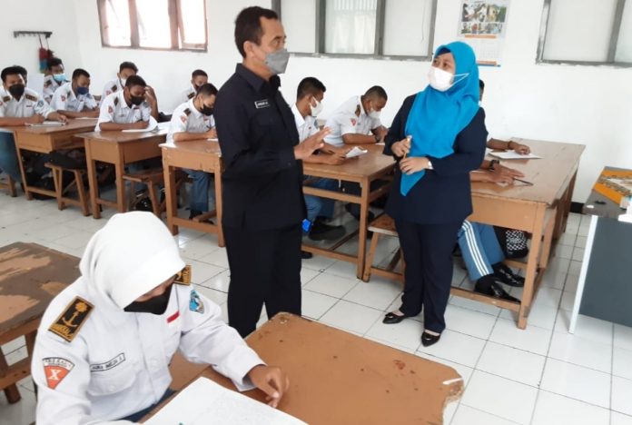 FOTO: Sekolah Menengah Kejuruan Khusus Angkatan Laut (SMK KAL-1) selama 2 pekan (11-22 April 2022) melakasanakan Ujian Satuan Pendidikan USP bagi siswa kelas XII dan Penilaian Tengah Semester PTS bagi siswa kelas X, sementara bagi kelas XII.