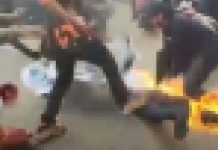 Aksi 11 April Makan Korban, Koordinator Cipayung BEM Bone Terbakar oleh Ban FOTO: Tangkap layar Koordinator aksi, Ali Arisandi terbakar saat hendak membakar ban. Senin, (11/4)