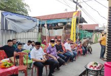 Safari Ramadhan, Ketua dan Sekertaris DPD II Golkar Makassar Gunakan Motor Roda Dua FOTO: H. Munafri Arifuddin dan Sekertaris DPD II Golkar Makassar Irianto Ahmad saat melanjutkan program Tasbih Kuning di Karuwisi Utara. Senin 11 April 2022