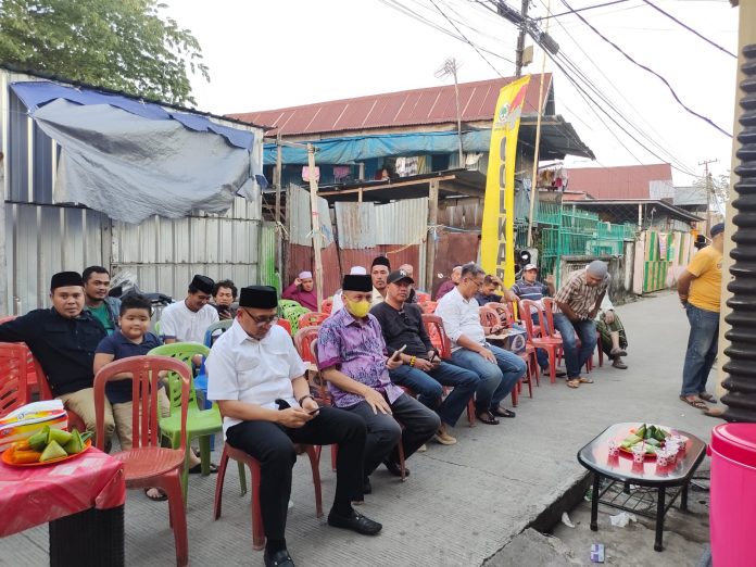 FOTO: H. Munafri Arifuddin dan Sekertaris DPD II Golkar Makassar Irianto Ahmad saat melanjutkan program Tasbih Kuning di Karuwisi Utara. Senin 11 April 2022