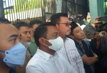 Muzayyin Arif Temui Massa Aksi 11 April, Muzayyin Arif: PKS Tolak Presiden 3 Periode dan Penundaan Pemilu FOTO: Kiri Syarifuddin Alrif (Baju Putih) dan Kanan Tengah Muzayyin Arif Wakil Ketua DPRD Sulsel.