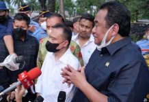 Kapolri Bersama Rachmat Gobel Temui Mahasiswa Saat Aksi 11 April Didepan Gedung DPR FOTO: Rachmat Gobel saat dicegat wartawan usai menerima Aspirasi dari peserta Aksi 11 April. Senin, (11/4/2022)