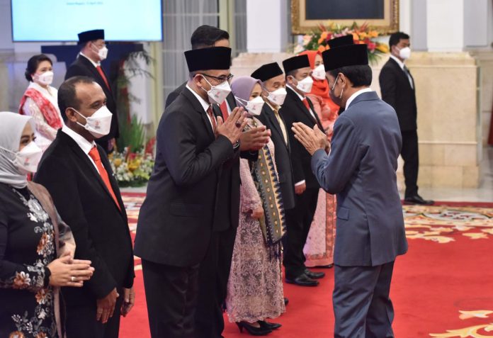 FOTO: Presiden Jokowi memberi ucapan selamat kepada anggota KPU dan Bawaslu periode 2022-2027 yang baru saja dilantik, di Istana Merdeka, Jakarta, Selasa (12/04/2022)