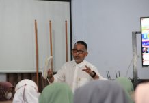 BAK Bedah Atomic Habits dan Budaya Baca, Dihadapan Wabup dan Bunda Baca Maros FOTO: Tokoh Literasi Bachtiar Adnan Kusuma, menggugat Budaya Baca ala Atomic Habits, di Sosialisasi Kegemaran Membaca DPK Maros, Selasa 12/4 di Aula Lt 2 DPK Maros