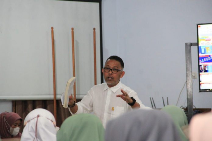 FOTO: Tokoh Literasi Bachtiar Adnan Kusuma, menggugat Budaya Baca ala Atomic Habits, di Sosialisasi Kegemaran Membaca DPK Maros, Selasa 12/4 di Aula Lt 2 DPK Maros