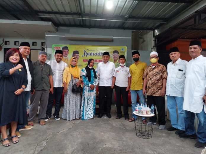 FOTO: Ketua dan Sekertaris, Pimcam, Pimlur, Pengurus DPD II Golkar Makassar saat kegiatan Safari Ramadhan 1443. H. Selasa, (12/4)