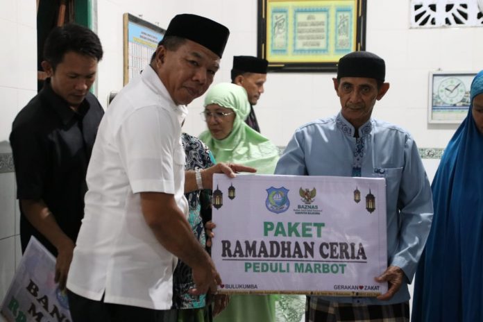 FOTO: Bupati Bulukumba, Andi Muchtar Ali Yusuf bersama rombongan Tim 1 kembali melakukan Safari Ramadan. Lokasi Safari Ramadan yang keempat ini dilaksanakan di Kelurahan Jalanjang Kecamatan Gantarang, Senin, 11 April 2022.