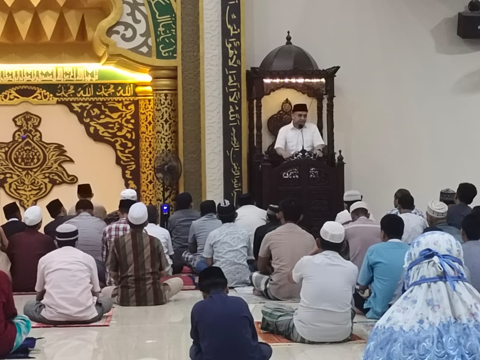 FOTO: Ketua DPD II Partai Golkar Makassar saat berada di masjid Khadijah, Puri Taman Sari Pattene. Selasa, (12/4)