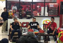 Usai Salat Tarawih, Appi Diundang Komunitas Suporter PSM di Pattene FOTO: CEO PSM Makassar Munafri Arifuddin saat bersama komunitas PSM Makassar di Pattene, Biringkanaya, Kota Makassar. Selasa, (12/4).