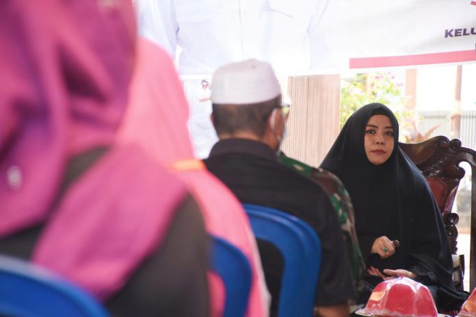 FOTO: Anggota DPRD Kota Makassar, Nunung Dasniar kembali menyapa konstituen di daerah pemilihannya, Tamalanrea-Biringkanaya. Kali ini, bertemu dengan Warga Jalan Mula Baru Kelurahan Bira Kecamatan Tamalanrea, Selasa (12/4/2022).