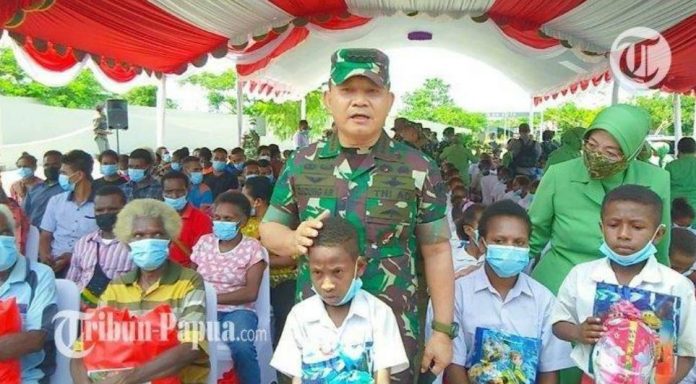 FOTO: KSAD saat menghadiri bakti sosial kepada masyarakat di Distrik Sota, Kabupaten Merauke, Papua. Selasa, (12/4). [Properti Tribun Papua]