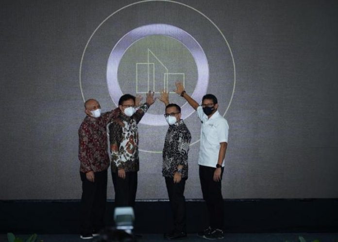 FOTO: Menkop UKM Teten Masduki, Menkes Budi Gunadi Sadikin, Menparekraf Sandiaga Uno, dan Kepala LKPP Abdullah Azwar Anas saat membuka business matching, di Jakarta, Senin (11/04/2022). (Foto: Humas Kemenkop UKM)