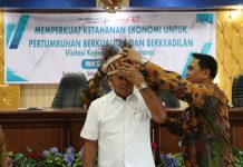 Terima Peserta Kepemimpinan Nasional, Andi Utta Dipasangkan Mahkota Papua FOTO: Kepala BKPSDM Pemkab Maybrat Provinsi Papua Barat, Ismail saat menyematkan Mahkota Papua.