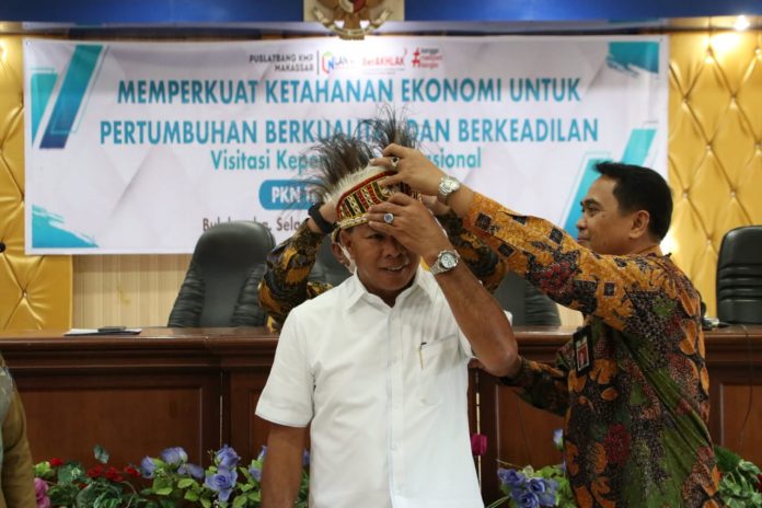 IMG-20220413-WA0061 FOTO: Kepala BKPSDM Pemkab Maybrat Provinsi Papua Barat, Ismail saat menyematkan Mahkota Papua.