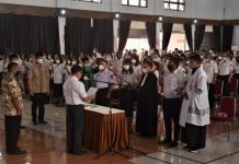 Sudah Sepekan Dilantik, 217 Pejabat Lingkup Pemerintah Tana Toraja Belum Terima SK 217 Pejabat Eselon III dan IV Pemerintah Kabupaten Tana Toraja saat Dilantik Bupati di Makale, Kamis (07/04).