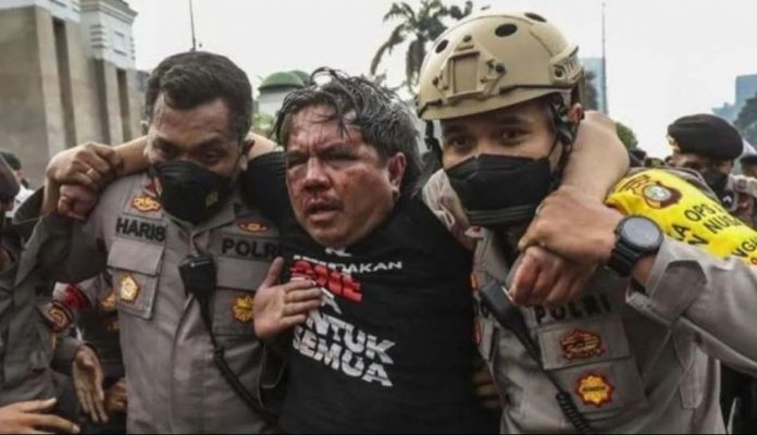 FOTO: Penganiayaan terhadap Ade Armando [Foto: ANTARA]