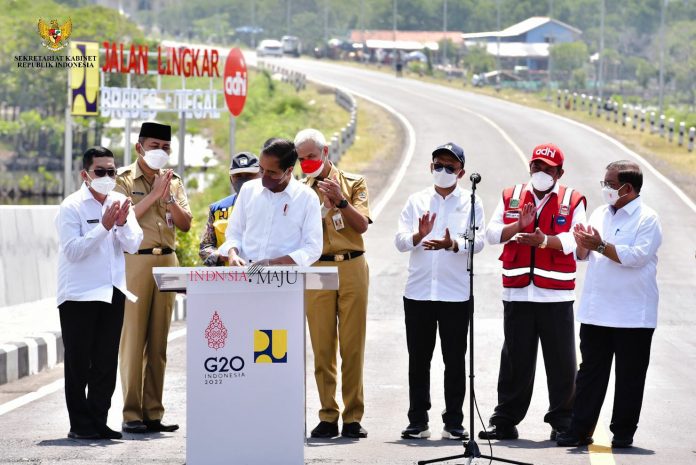 FOTO: Presiden Jokowi pada Peresmian Jalan Lingkar Brebes-Tegal, di Kabupaten Brebes, Jateng, Rabu (13/04/2022). (Foto: Humas Setkab/Agung)