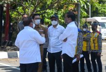 Selain di Pasar Harjamukti, Presiden Jokowi juga Menyerahkan Bansos di Pasar Kanoman Cirebon FOTO: Presiden Jokowi didampingi Seskab Pramono Anung dan pejabat lainnya, saat kunjungan kerja di Cirebon, Jabar. Rabu (13/04/2022). (Foto: Humas Setkab/Teguh)