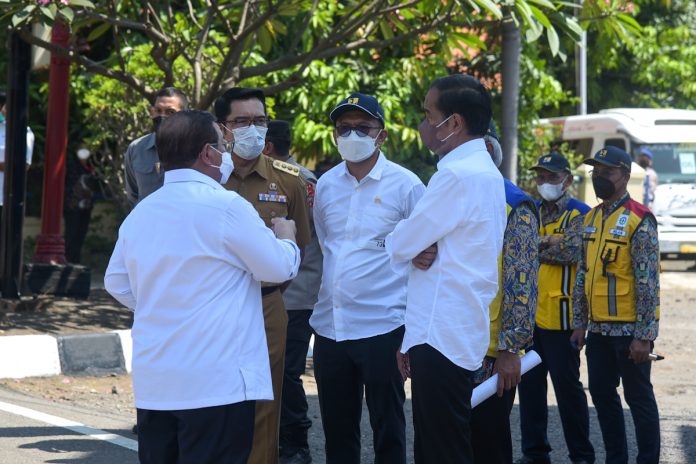 FOTO: Presiden Jokowi didampingi Seskab Pramono Anung dan pejabat lainnya, saat kunjungan kerja di Cirebon, Jabar. Rabu (13/04/2022). (Foto: Humas Setkab/Teguh)