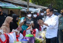 Datang ke Pasar Harjamukti Cirebon Serahkan Bansos, Presiden Jokowi: Untuk Modal Usaha FOTO: Presiden Jokowi memberikan sejumlah bansos di Pasar Harjamukti, Cirebon, Jabar, Rabu (13/04/2022). (Foto: Humas Setkab/Teguh)