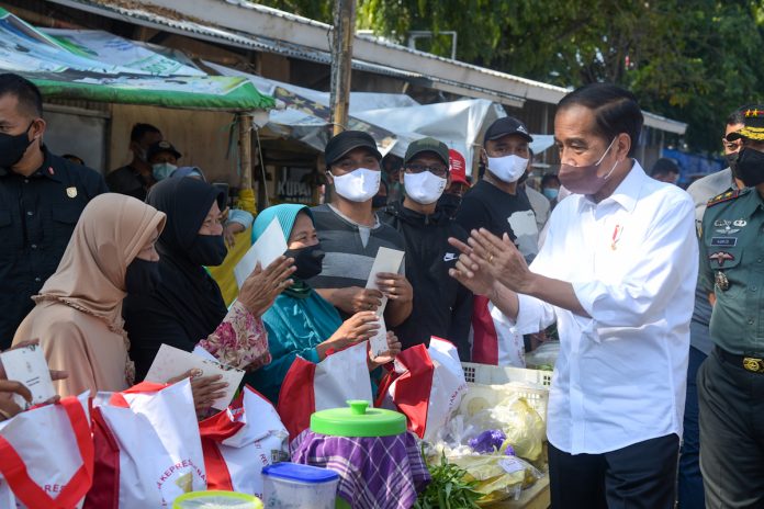 FOTO: Presiden Jokowi memberikan sejumlah bansos di Pasar Harjamukti, Cirebon, Jabar, Rabu (13/04/2022). (Foto: Humas Setkab/Teguh)