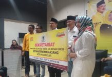 Sudah 12 Hari Safari Ramadhan, Ini Kata Ketua Bappilu Golkar Makassar FOTO: Kiri Syarifuddin (Sekertaris Pimcam, Faizal Tahir (Ketua Pimcam Mamajangan), Munafri Arifuddin (Ketua DPD Golkar Makassar), Irianto Ahmad (Sekertaris), Anggota Fraksi Partai Golkar DPRD kota Makassar Hj. Nurul Hidayat. Rabu, (13/4/2022)