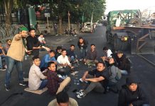 HMI Makassar Kembali Kepung DPRD Sulsel, Ini Tuntutannya FOTO: Aktivis HMI Makassar kembali menggelar aksi di gedung DPRD Sulsel Jl. Urip Sumiharjo Km.4 Makassar.