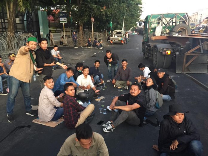 FOTO: Aktivis HMI Makassar kembali menggelar aksi di gedung DPRD Sulsel Jl. Urip Sumiharjo Km.4 Makassar.