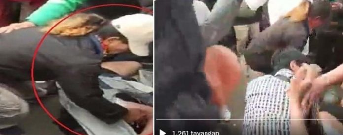 FOTO: Terungkap ini sosok pria gondrong dan pirang yang lepas celana dan telanjangi Ade Armando di aksi demo 11 April 2022, Twitter 65Akhmad