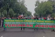 Paguyuban Gorengan dan Pedagang Sembako Tuntut Jokowi dan Menteri Perdagangan Turun FOTO: Sebuah video yang memperlihatkan paguyuban gorengan dan pedagang sembako menuntut Jokowi dan menteri perdagangan turun.