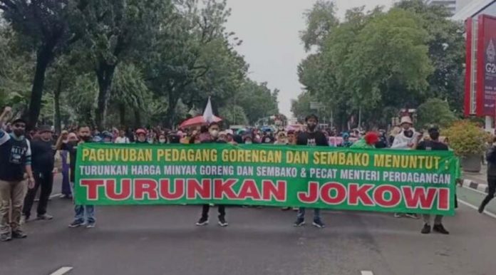 FOTO: Sebuah video yang memperlihatkan paguyuban gorengan dan pedagang sembako menuntut Jokowi dan menteri perdagangan turun. 