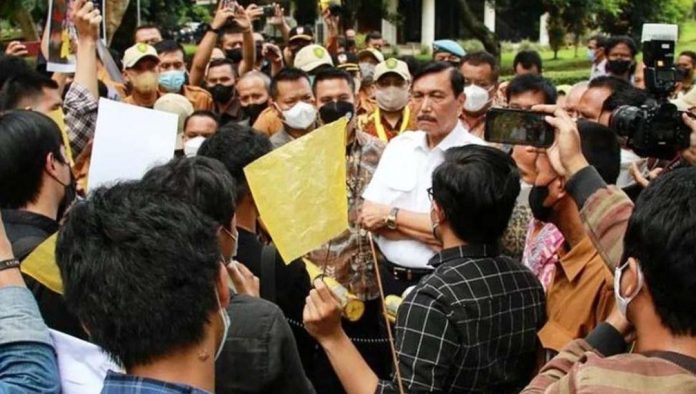 FOTO: BEM UI mengaku malu terhadap Menko Marves Luhut Binsar Panjaitan mengeluarkan wacana namun tidak mau mempertanggungjawabkannya. (detik.com)