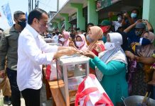 Di Brebes Presiden Jokowi Bagi BLT Migor ke Pedagang Pasar Tanjung FOTO: Presiden Jokowi meninjau Pasar Tanjung, Kabupaten Brebes, Jateng, Rabu (13/04/2022). (Foto: BPMI Setpres)