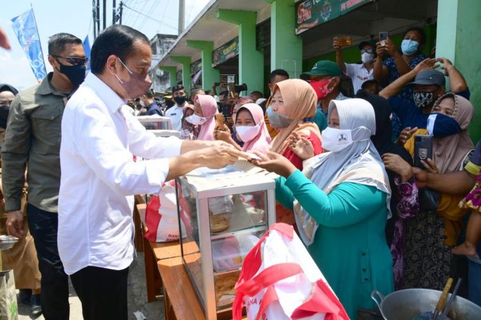 FOTO: Presiden Jokowi meninjau Pasar Tanjung, Kabupaten Brebes, Jateng, Rabu (13/04/2022). (Foto: BPMI Setpres)