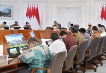 Presiden Pimpin Ratas, Menkeu: Belanja Kesehatan non COVID-19 Mengalami Kenaikan Capai Rp193,7 Triliun FOTO:Presiden Jokowi memimpin Ratas mengenai Rancangan Rencana Kerja Pemerintah dan Pagu Indikatif Tahun 2023, di Kantor Presiden, Jakarta, Kamis (14/04/2022). (Foto: Humas Setkab/Rahmat)